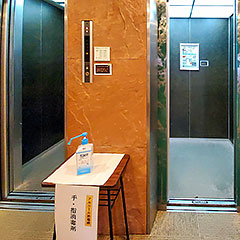 본관 엘리베이터 입구 폭80cm · 공간110x140cm