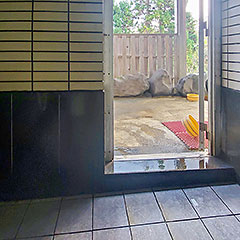 Open-air bath entrance door width 80cm, step difference 10cm