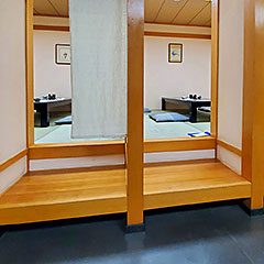 Private room entrance width 78cm, steps 24cm and 20cm (2 steps), 4.5 tatami mat Japanese style room