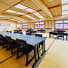 午宴会场 高低差15cm・和室内可提供桌椅使用